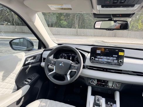 New 2025 Mitsubishi Outlander SEL image 23