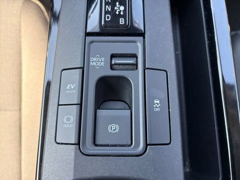 Used 2025 Toyota Prius LE FWD image 22