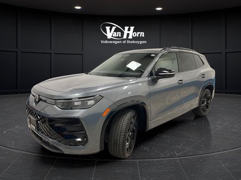 Used 2025 Volkswagen Tiguan SE R-Line AWD/4WD image 3