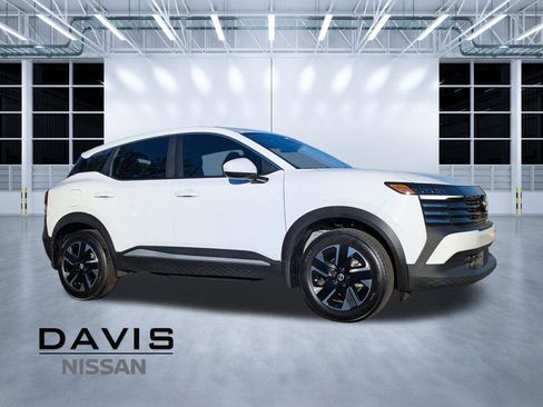 Used 2025 Nissan Kicks SV image 1