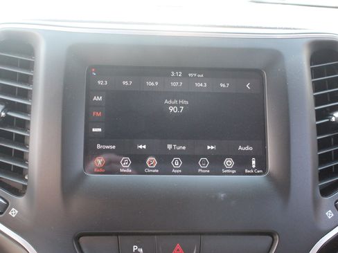 Used 2020 Jeep Cherokee Latitude Plus FWD image 20