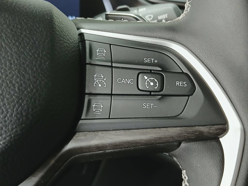 Used 2023 Jeep Grand Cherokee L Limited w/ Luxury Tech Group II AWD/4WD image 29