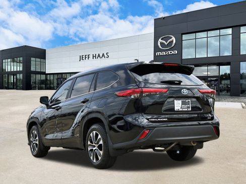 Used 2023 Toyota Highlander XLE image 2