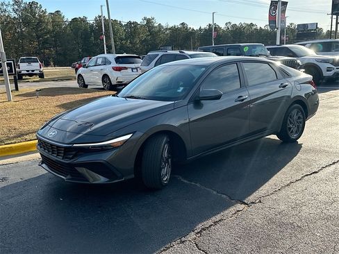 Used 2024 Hyundai Elantra SEL image 2