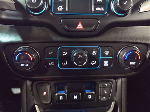 Used 2019 GMC Terrain SLE w/ Driver Convenience Package AWD/4WD image 16