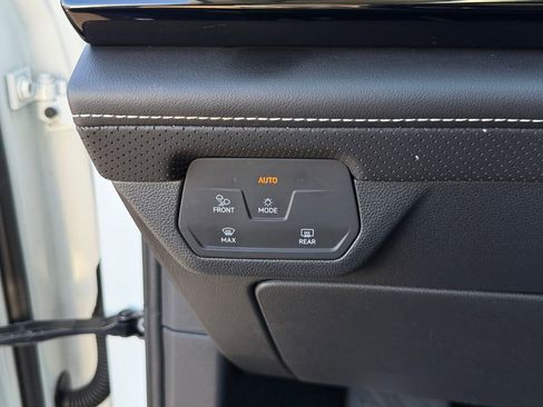 Used 2024 Volkswagen Atlas SE image 31