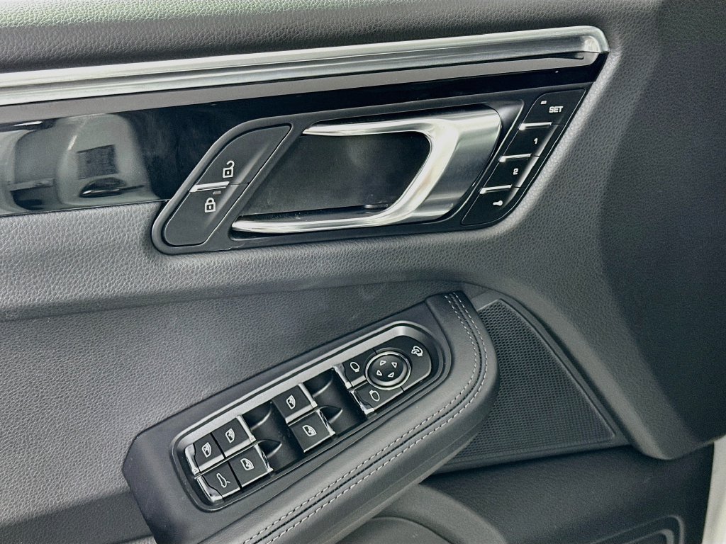 Certified 2025 Porsche Macan AWD/4WD image 20