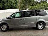 Used 2016 Chrysler Town & Country Touring image 5