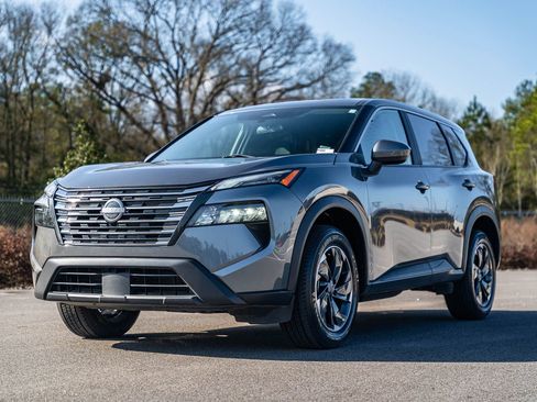 Used 2024 Nissan Rogue SV image 3