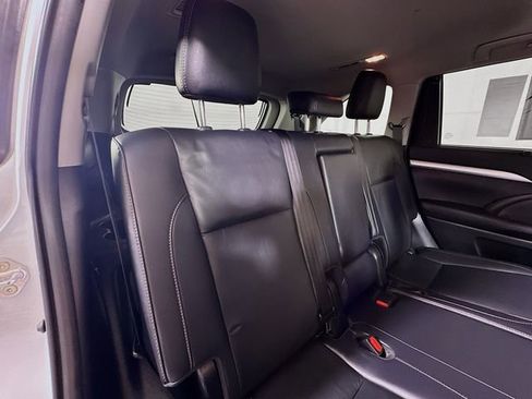 Used 2019 Toyota Highlander XLE image 28