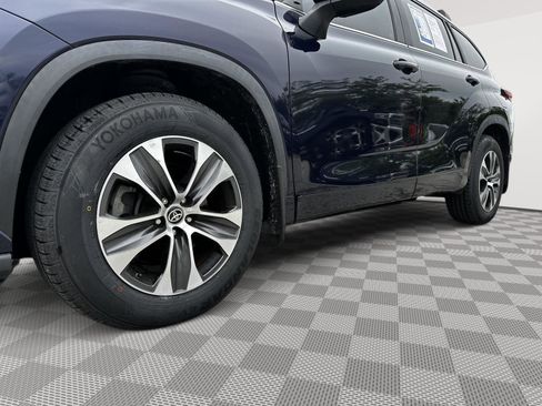 Used 2023 Toyota Highlander XLE FWD image 6