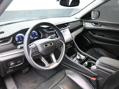 Used 2023 Jeep Grand Cherokee Limited w/ Black Appearance Package image 18