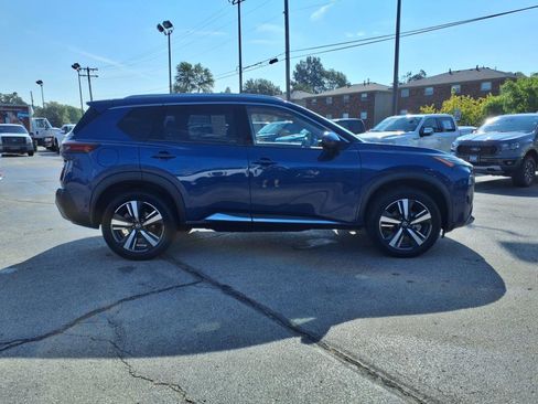 Used 2021 Nissan Rogue Platinum image 2