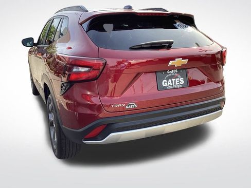 Used 2025 Chevrolet Trax LT w/ LT Convenience Package FWD image 9