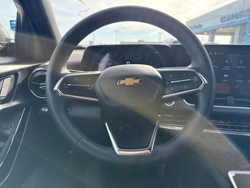 Used 2025 Chevrolet Equinox LT w/ Safety and Technology Package image 17