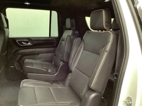 Used 2023 GMC Yukon XL SLT image 7
