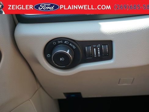 Used 2024 Chrysler Pacifica Touring-L FWD image 31