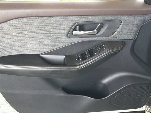 Used 2023 Nissan Rogue SV FWD image 3