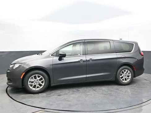 Used 2023 Chrysler Voyager LX FWD image 2