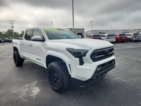 Used 2024 Toyota Tacoma SR5 AWD/4WD image 10