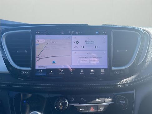 Used 2025 Chrysler Pacifica Limited image 22