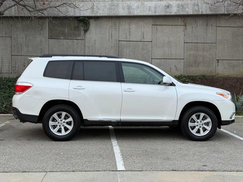 Used 2011 Toyota Highlander 2WD w/ Tech Pkg image 10