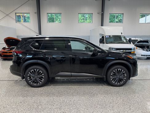 Used 2025 Nissan Rogue SL w/ Tech Package AWD/4WD image 4