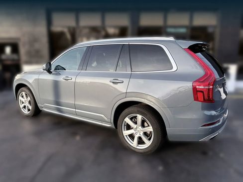 Used 2021 Volvo XC90 T6 Momentum image 3