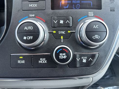 Used 2018 Toyota Sienna XLE w/ XLE Navigation Package FWD image 28