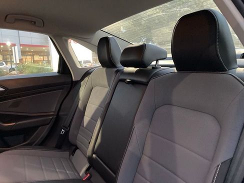 Used 2025 Volkswagen Jetta SE FWD image 10