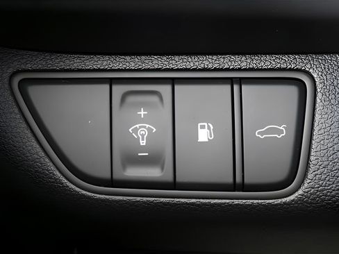 Used 2023 Genesis G70 2.0T image 30