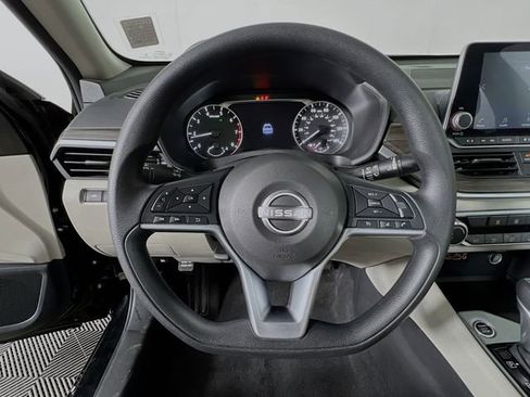 Used 2025 Nissan Altima 2.5 SV image 12