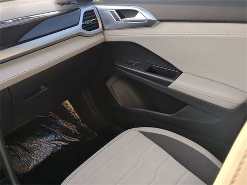 New 2025 Volkswagen Taos SE image 15