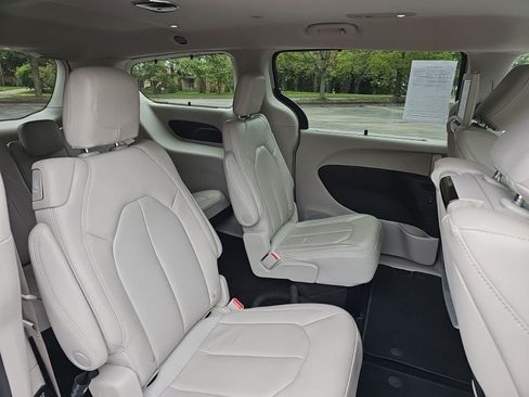 Used 2021 Chrysler Pacifica Touring-L w/ Uconnect Theater Family Group FWD image 16
