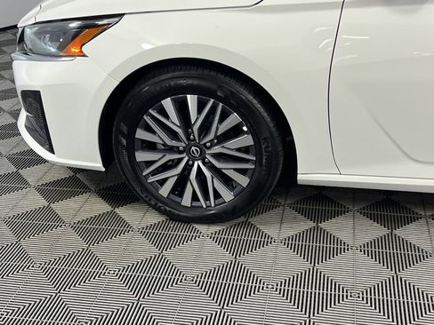 Used 2025 Nissan Altima 2.5 SV image 11