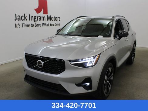 Certified 2025 Volvo XC40 B5 Plus image 1