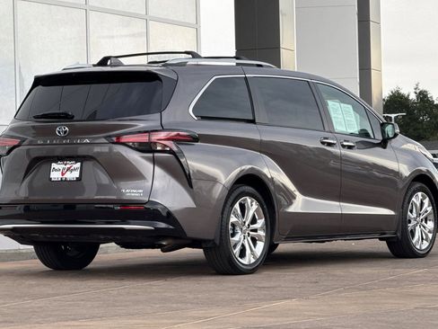 Certified 2024 Toyota Sienna Platinum image 4