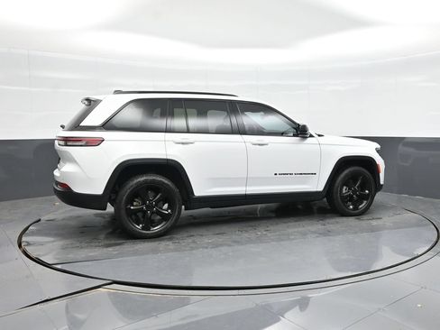 Used 2023 Jeep Grand Cherokee Altitude AWD/4WD image 8