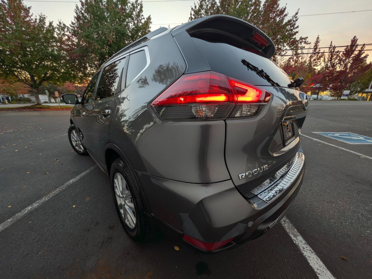 Used 2017 Nissan Rogue SV w/ SV Premium Package AWD/4WD image 4