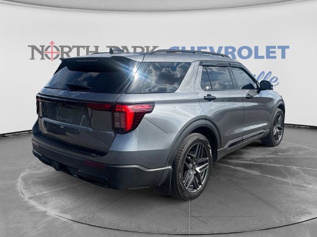 Used 2025 Ford Explorer ST-Line w/ Premium Package RWD image 3