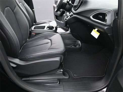 New 2026 Chrysler Pacifica Select image 35