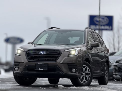 Used 2023 Subaru Forester Premium image 1