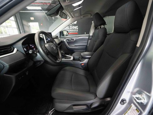 Used 2024 Toyota RAV4 LE FWD image 9