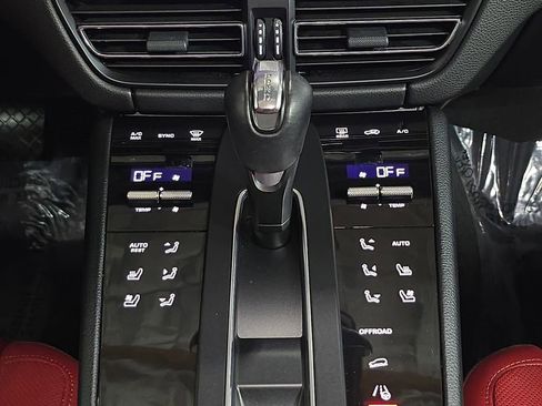 Certified 2023 Porsche Macan AWD/4WD image 19