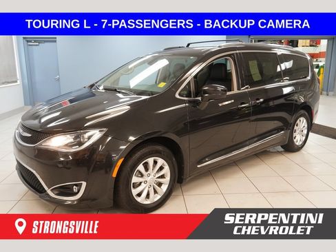 Used 2019 Chrysler Pacifica Touring-L FWD image 1