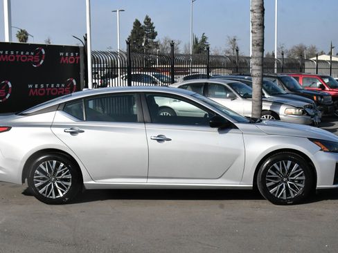 Used 2024 Nissan Altima 2.5 SV image 9