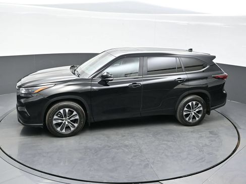 Used 2025 Toyota Highlander XLE AWD/4WD image 34