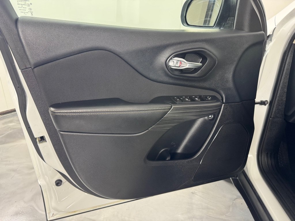 Used 2016 Jeep Cherokee Sport FWD image 11