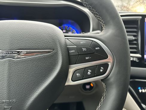 Certified 2024 Chrysler Pacifica Touring-L image 15