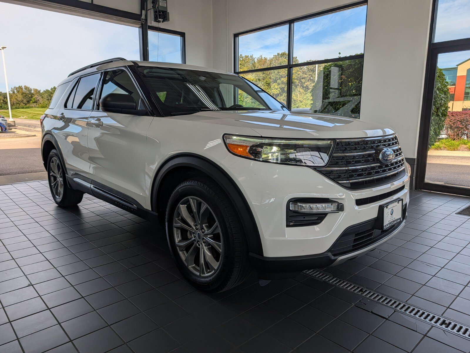 Used 2022 Ford Explorer XLT w/ Equipment Group 202A AWD/4WD image 1